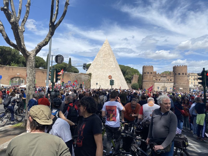 Festa della Liberazione in Rome. Fighting fascism from a bicycle. 