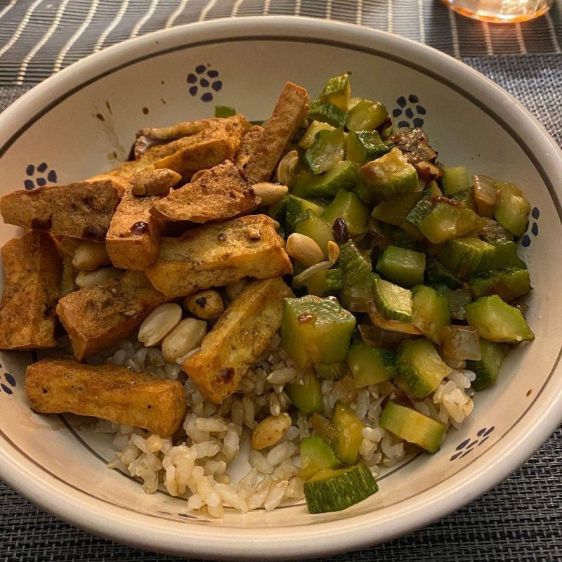 Star of this mess is not the tofu, the zucchini or the peanuts but the rice