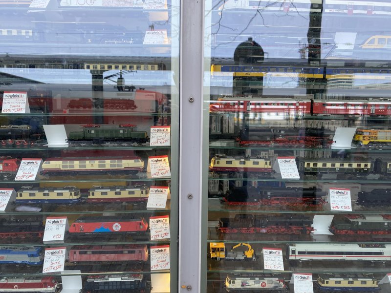 So cute that there’s a huge model train shop on platform 11 Munich Hbf. 